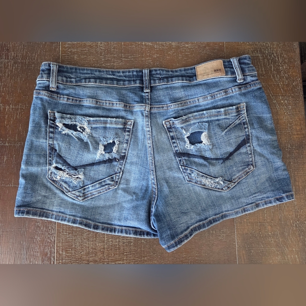 BKE Buckle Stella Women's Distressed Jean Shorts Size 32 Used Excellent Cond. - Picture 2 of 15